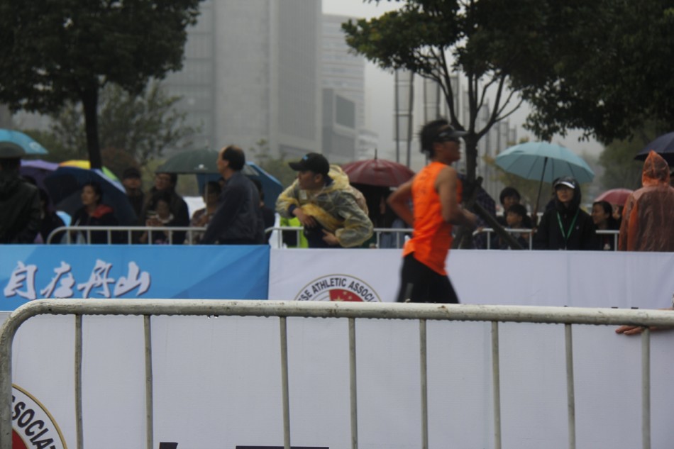 2016舟山半马鸣枪开跑，新浪直击雨战赛况 。