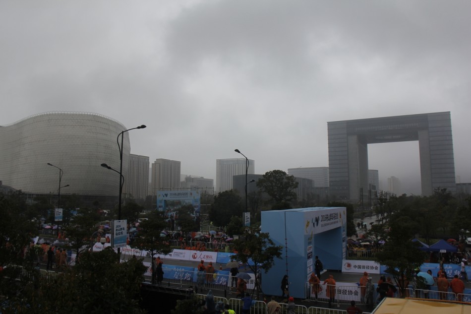 2016舟山半马鸣枪开跑，新浪直击雨战赛况 。