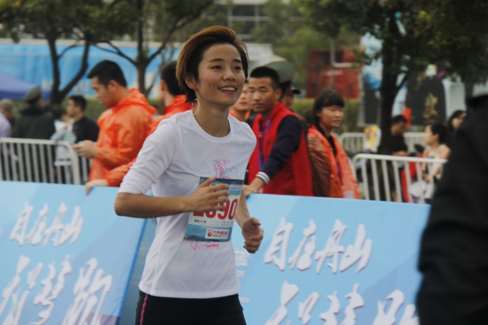 2016舟山半马鸣枪开跑，新浪直击雨战赛况 。