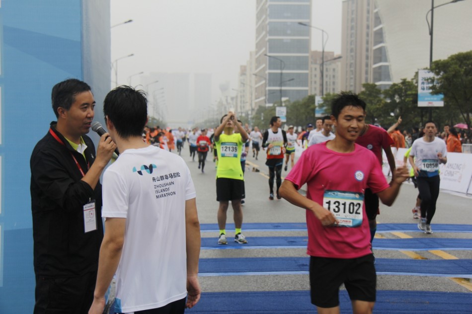 2016舟山半马鸣枪开跑，新浪直击雨战赛况 。