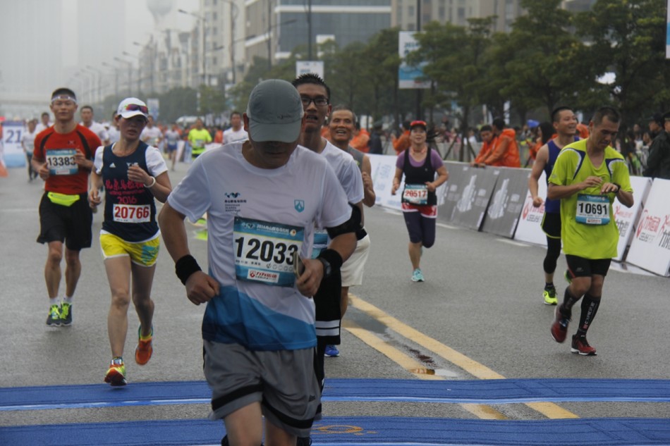 2016舟山半马鸣枪开跑，新浪直击雨战赛况 。