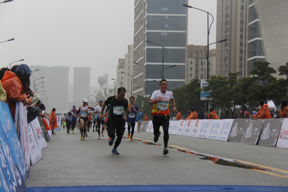 2016舟山半马鸣枪开跑，新浪直击雨战赛况 。