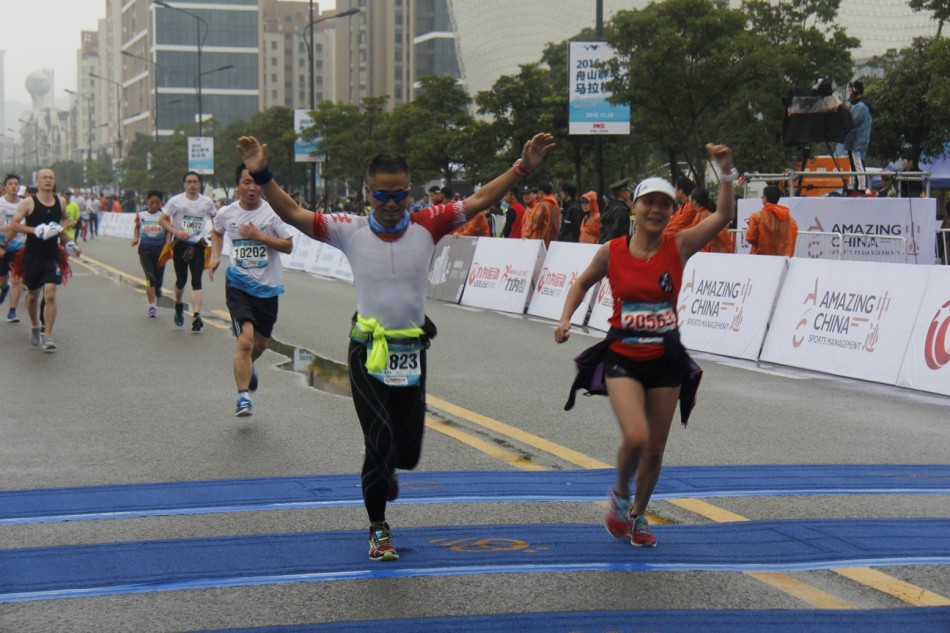 2016舟山半马鸣枪开跑，新浪直击雨战赛况 。