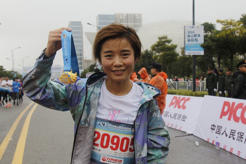 2016舟山半马鸣枪开跑，新浪直击雨战赛况 。