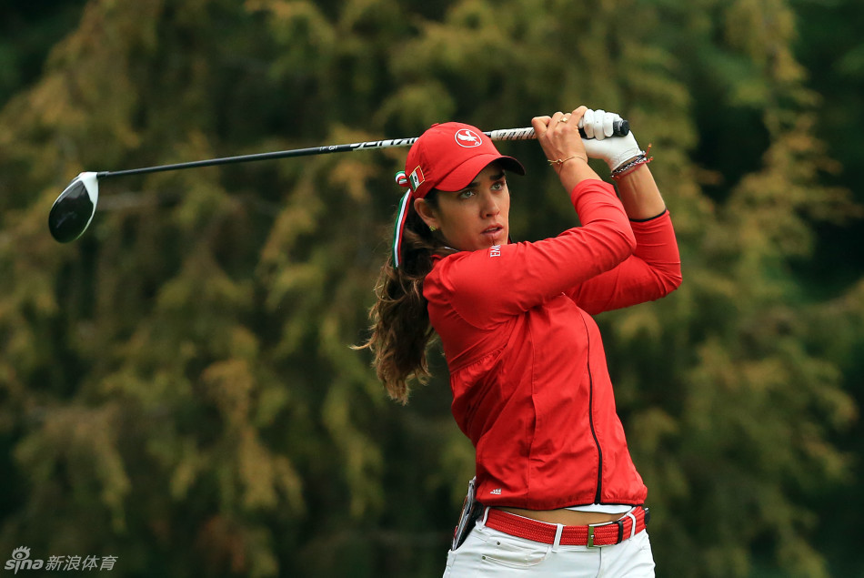 赛事举办地变色龙高尔夫俱乐部风景如画,蓝天白云下绿茵球道与白色沙坑相映成趣