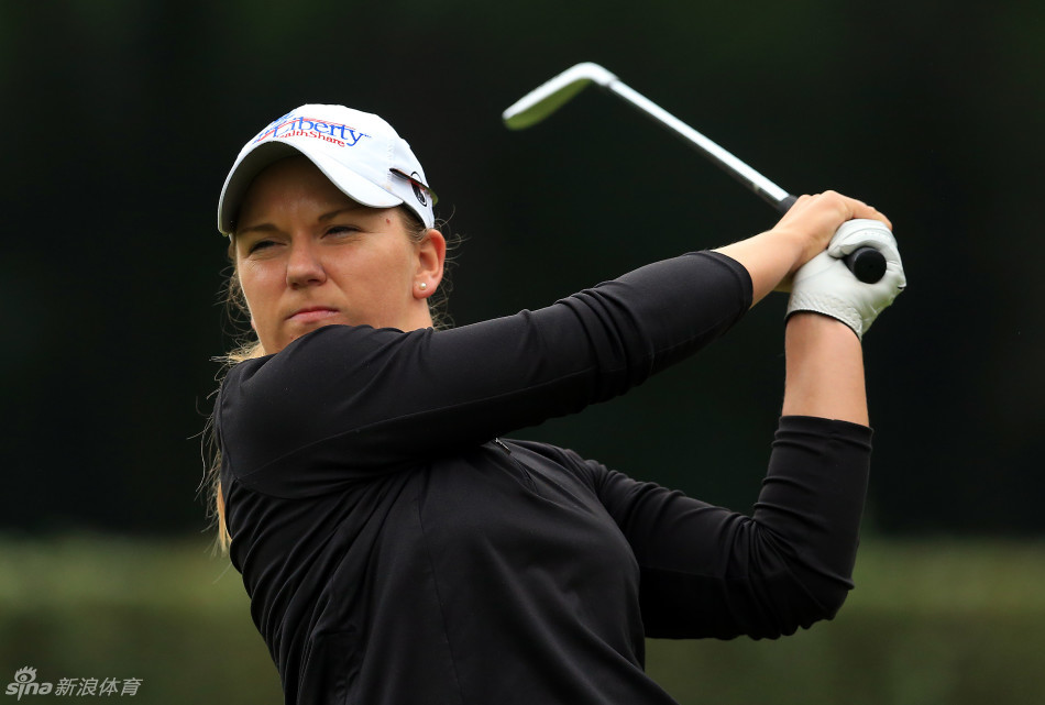 洛雷娜·奥查娅邀请赛现场观众热情高涨,看台上座无虚席,充满了节日的欢快气氛