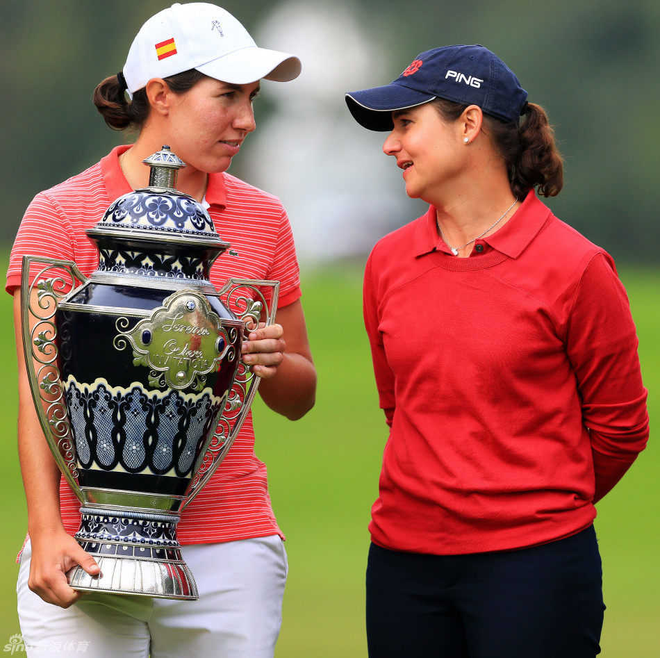 西班牙名将卡洛塔·希甘达在洛雷娜·奥查娅邀请赛上潇洒挥杆,身姿矫健有力