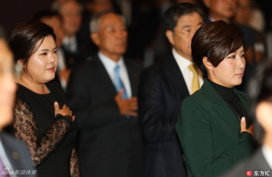 朴仁妃与朴世莉在表彰仪式上并肩而立，朴仁妃一袭金色长裙优雅高贵，朴世莉则身着黑色礼服沉稳干练，两代高尔夫女王共同展示着韩国高尔夫的荣耀。