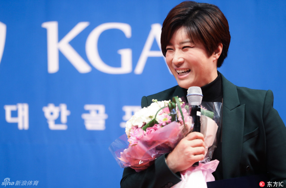 朴仁妃在仪式上展示奥运金牌，她笑容温婉，眼神中闪烁着自豪与满足，金牌在灯光下熠熠生辉，见证了她从伤病质疑中走出的王者归来。