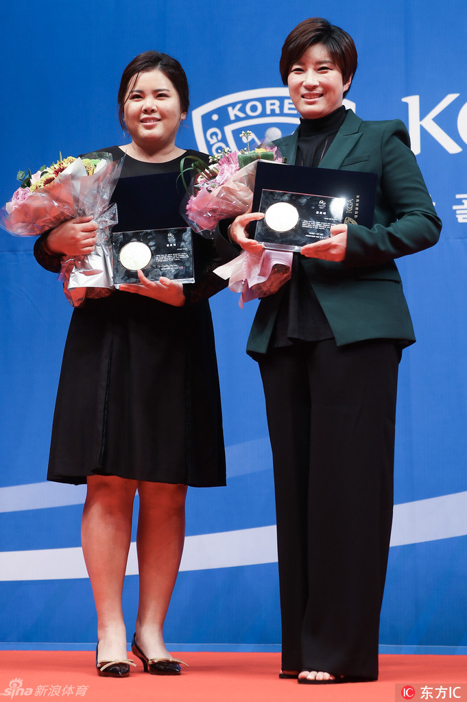 朴世莉与朴仁妃在台下亲切交流，两人笑容洋溢，气氛轻松融洽，生动刻画出两代高尔夫巨星之间亦师亦友的深厚情谊。