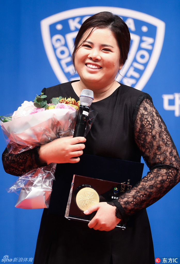 朴世莉作为教练与功臣接受致敬，她面带标志性的清新微笑，目光坚定而充满智慧，展现了从冠军球员到金牌教练的成功转型。