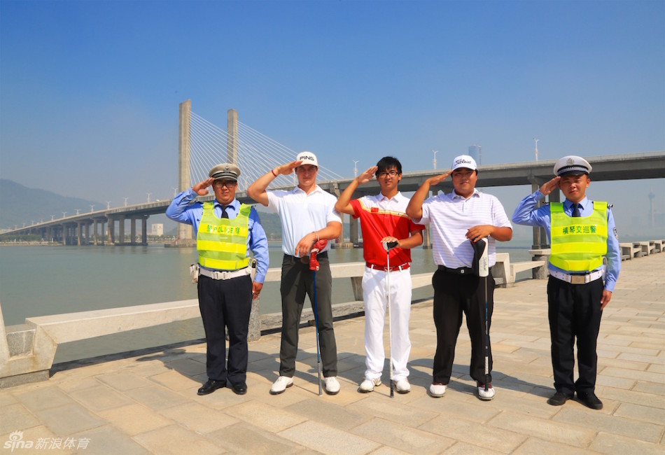 美国球员查理·萨克森在桥上全神贯注地完成一次铁杆击球，动作标准而有力，桥索构成极具视觉冲击力的线条。