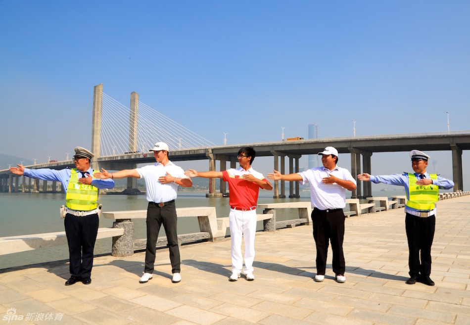 韩国球员金兑祐在桥上优雅转身，高尔夫小球在蓝天背景下划出一道美妙的弧线，尽显职业球员的技术风范。