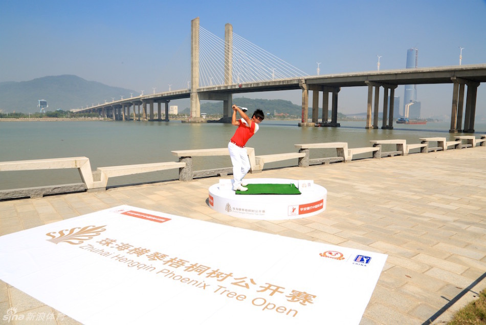 一位身着赛事服装的工作人员，以标准的姿势向过往车辆敬礼，仿佛在指挥交通，专业中带着一丝幽默，与比赛氛围相映成趣。