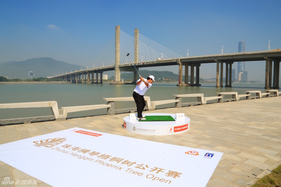 查理·萨克森同样在桥梁之上进行第二次挥杆，姿态更加舒展，仿佛将球击向远方的天际线，充满动感与决心。