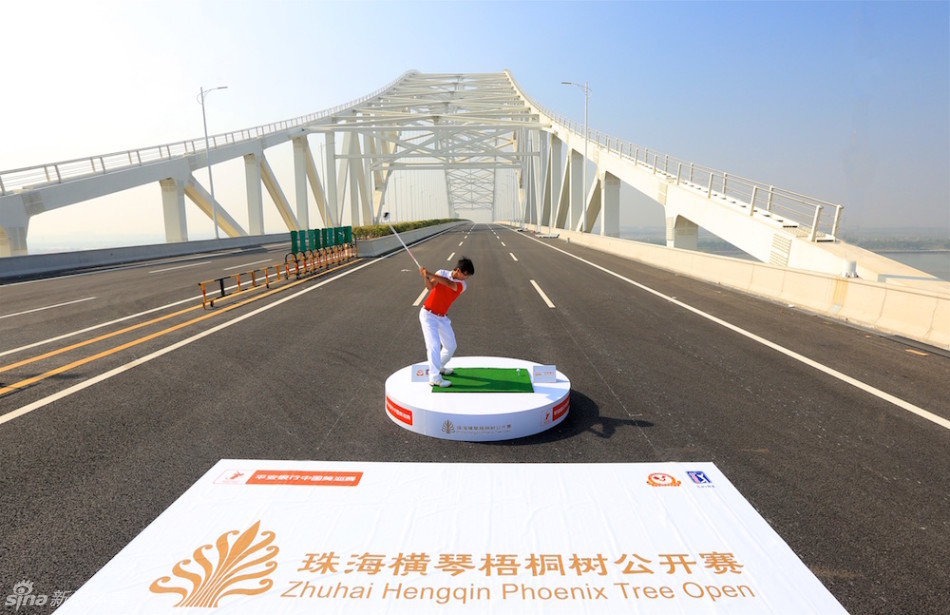 金兑祐的第二次桥上挥杆瞬间被捕捉，他目光坚定地望向球的飞行方向，专注的神情与宏伟的桥梁结构形成刚柔并济的画面。