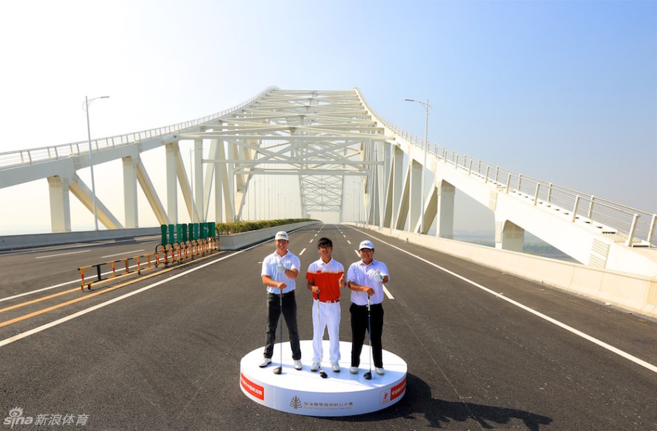 赛事工作人员或志愿者微笑着向镜头竖起大拇指，为赛事顺利举办与珠海的城市魅力点赞，背景中可见赛事标识。