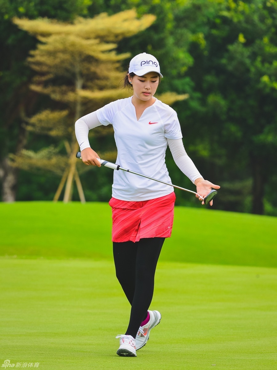 陈钰琳优雅挥杆瞬间，白色球帽下目光如炬，身体曲线完美展现力量与柔美的结合