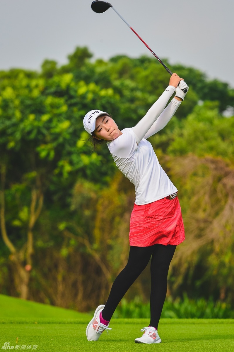 张俊斌沙坑救球刹那，沙尘如金色浪花迸发，球员身体平衡展现极致控制力