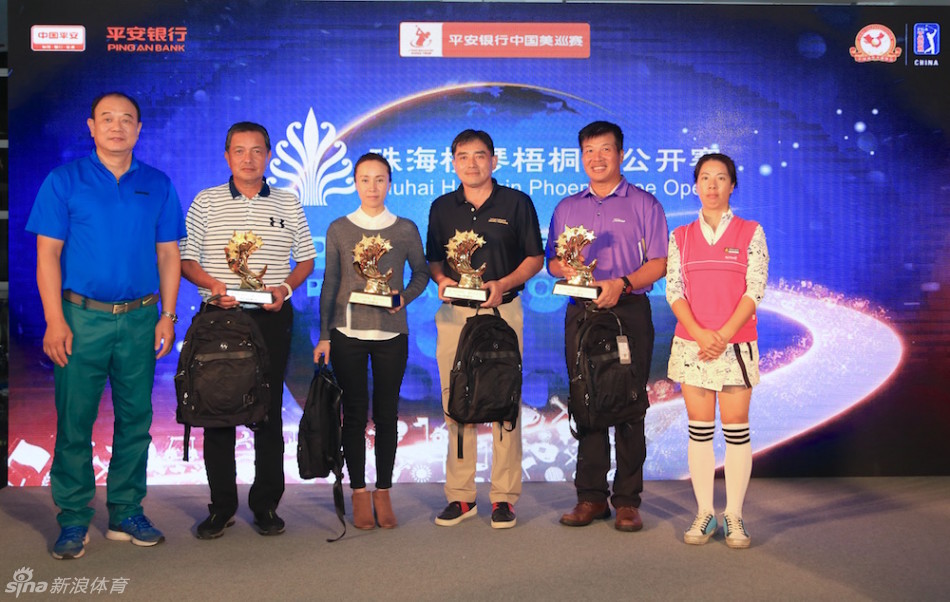冠军组合在颁奖仪式上开香槟庆祝，金色液体在阳光下闪耀