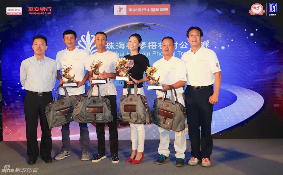 美女球员完成优雅挥杆，粉色上衣与绿色球场相映成趣