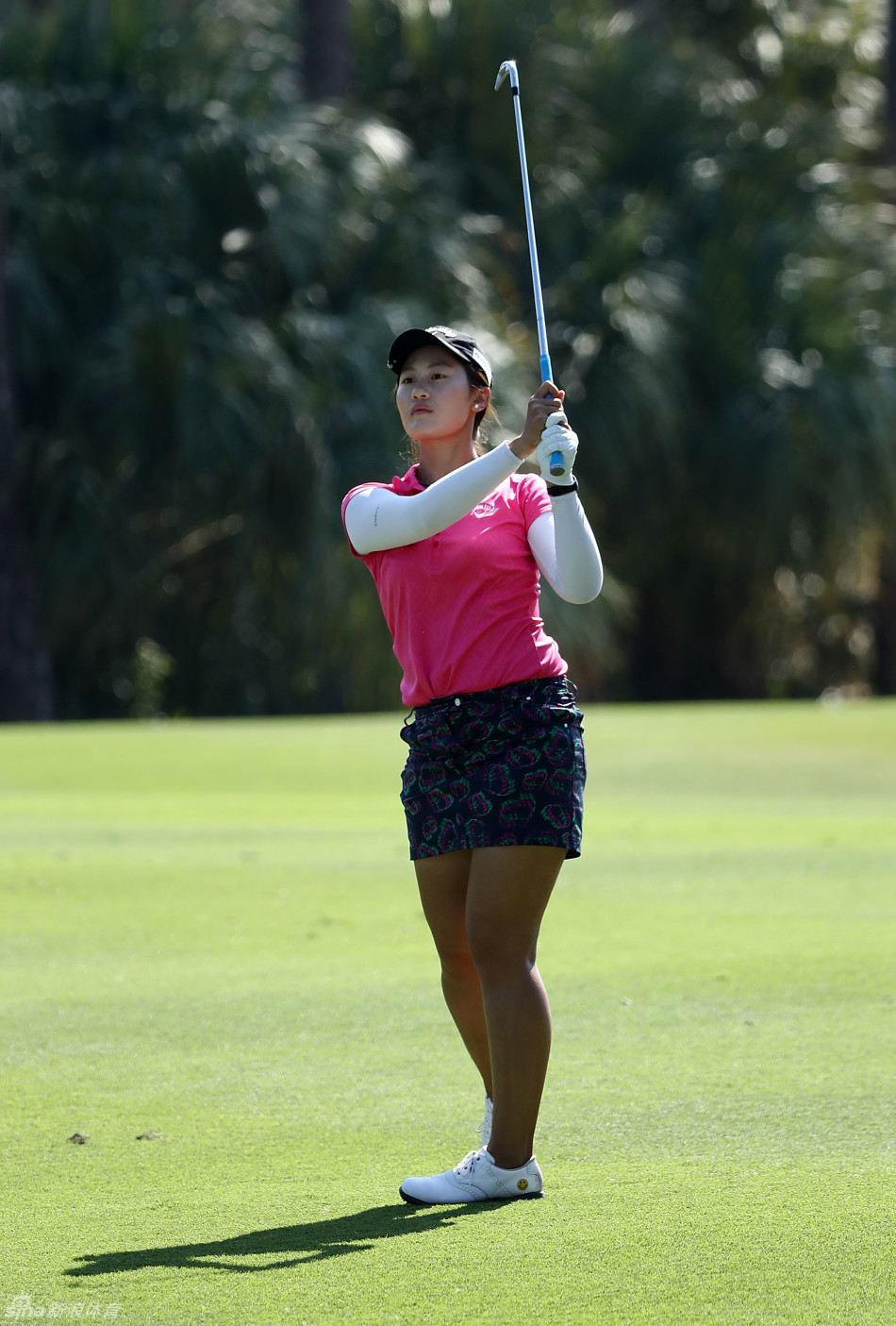 林希妤在长草区完成一次漂亮的救球后，表情坚毅地收杆，准备迎接下一个挑战。