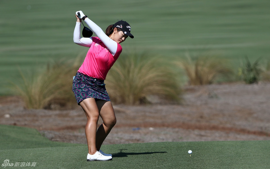 冯珊珊在观众的注视下果敢推杆，小球沿着预定线路滚向球洞，瞬间锁定小鸟球。