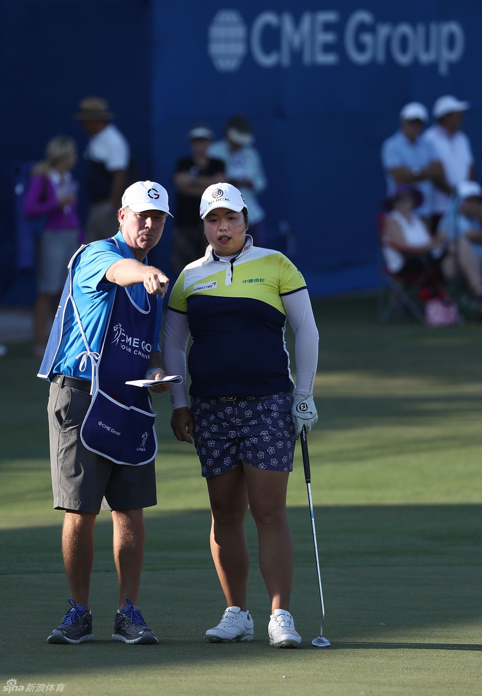 林希妤在球道上完成一次优雅而有力的开球，身体充分扭转，目光追随着球飞向远方。