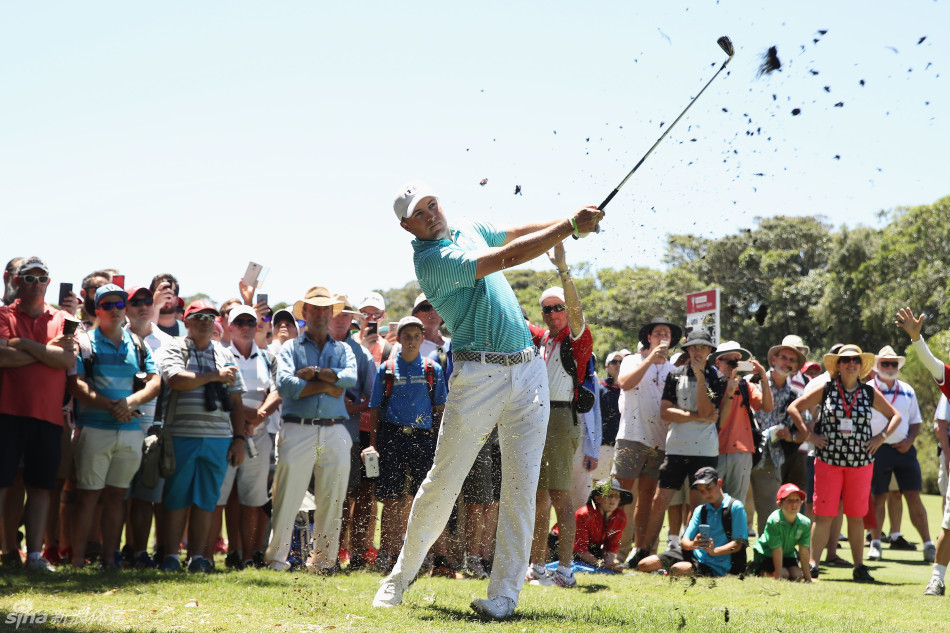 乔丹·斯皮思在皇家悉尼球场全力挥杆，身体完全舒展，目光紧随小白球飞向远方