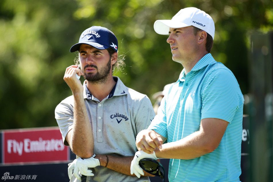 比赛中的经典一幕：乔丹·斯皮思与业余好手拉克在球道上并肩而行，交流心得