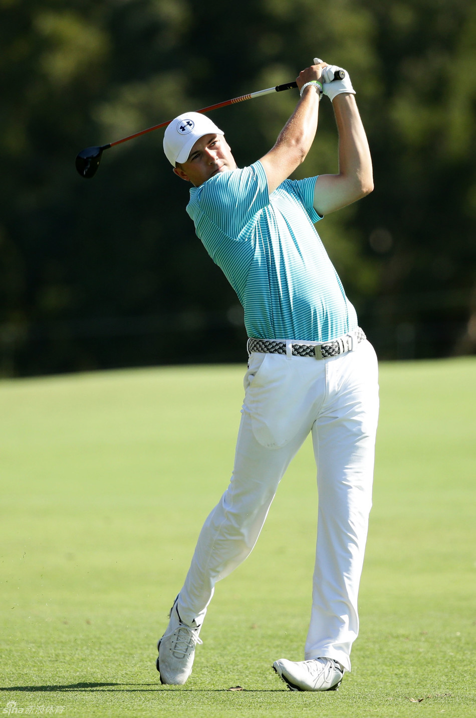 一位球员在赛场边陷入沉思，手扶球包，背影中透露出对比赛结果的深度思考