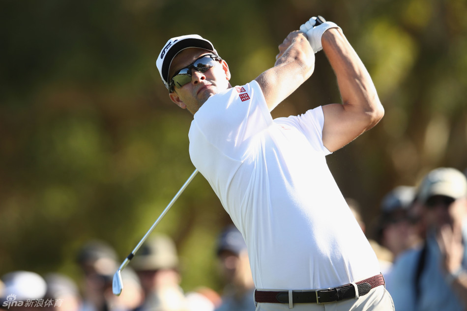 乔丹·斯皮思完成一击后的收杆姿态，动作流畅充满力量感