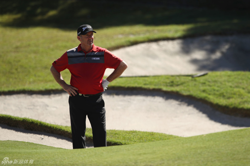 亚当·斯科特向观众挥手致意，展现其标志性的亲和力与赛场风度