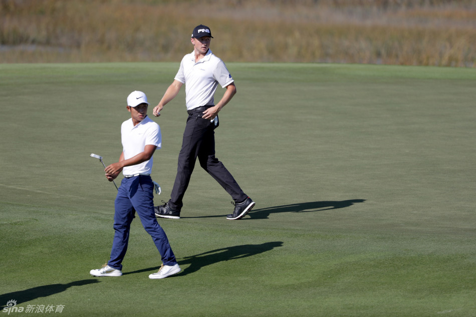 潘政琮在风中稳健开球,目光如炬紧盯着小球飞出的方向,展现出强大的控球能力