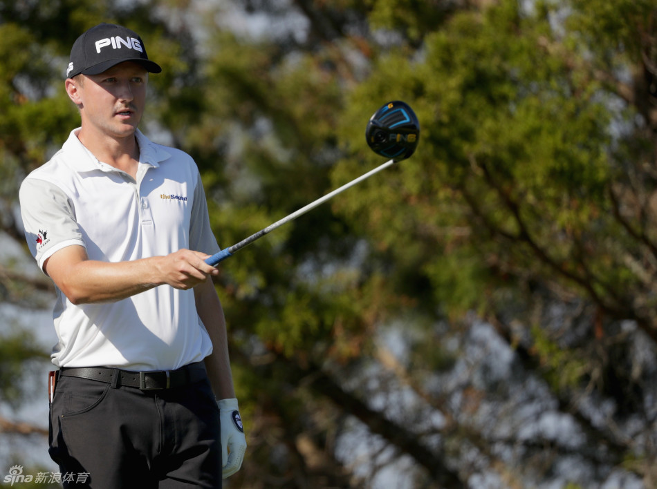 比赛间隙,潘政琮与球童认真讨论战术策略,两人专注地研究着手中的码数本