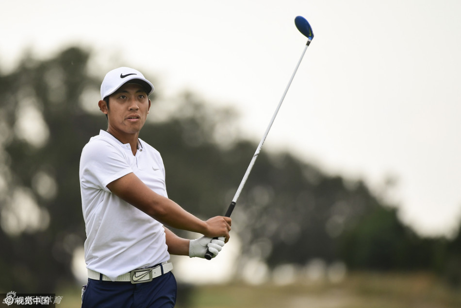 潘政琮在海岛度假村滨海球场上专注推杆,眼神坚定地望向球洞,争夺冠军的斗志尽显