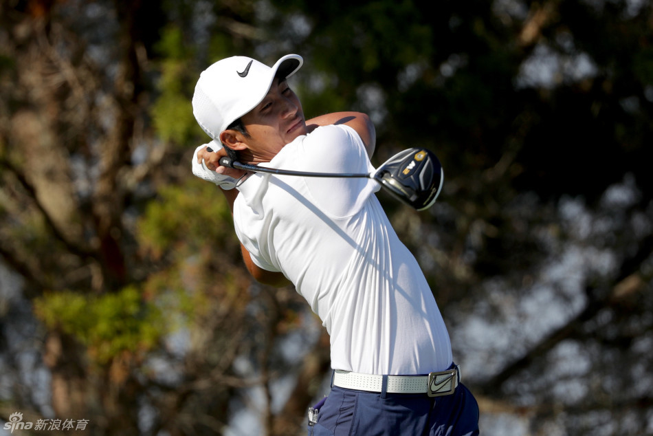 潘政琮在球道上优雅流畅地完成全挥杆,身体充分扭转,展现教科书般的击球动作