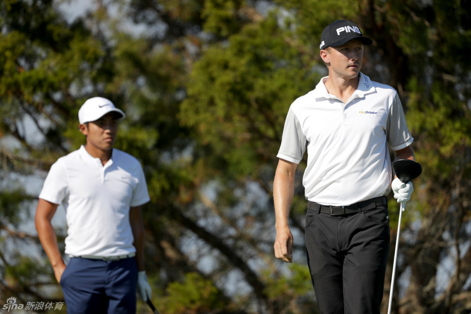 潘政琮在果岭边细致观察地形与草纹,精心计算切杆线路,为下一杆做周密准备