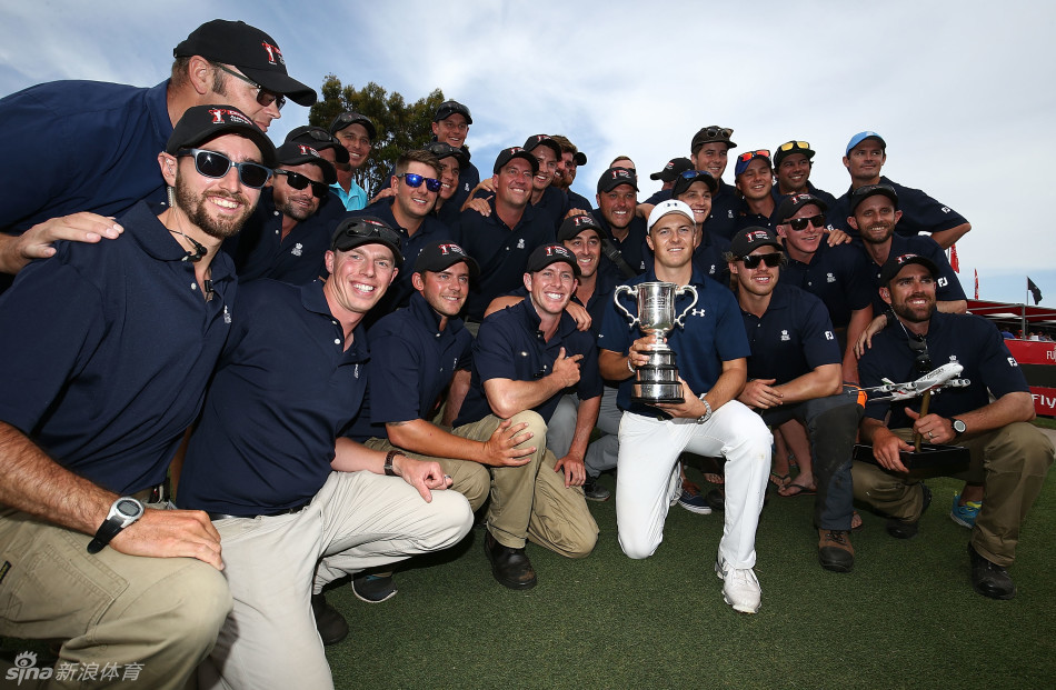 乔丹·斯皮思在加洞赛中果敢推杆，眼神专注锁定胜局小鸟球