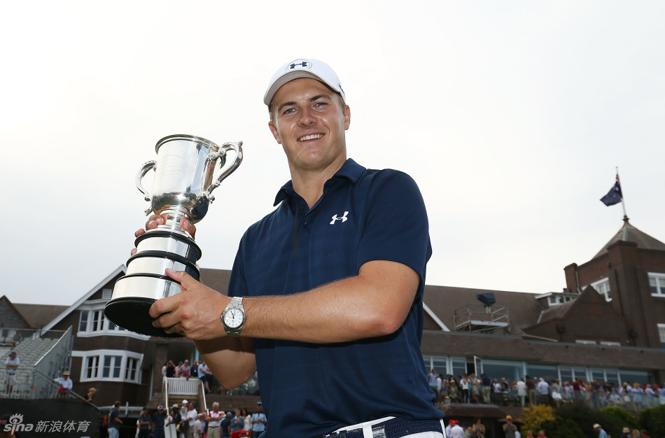 乔丹·斯皮思在球迷欢呼中激情握拳怒吼，释放夺冠压力