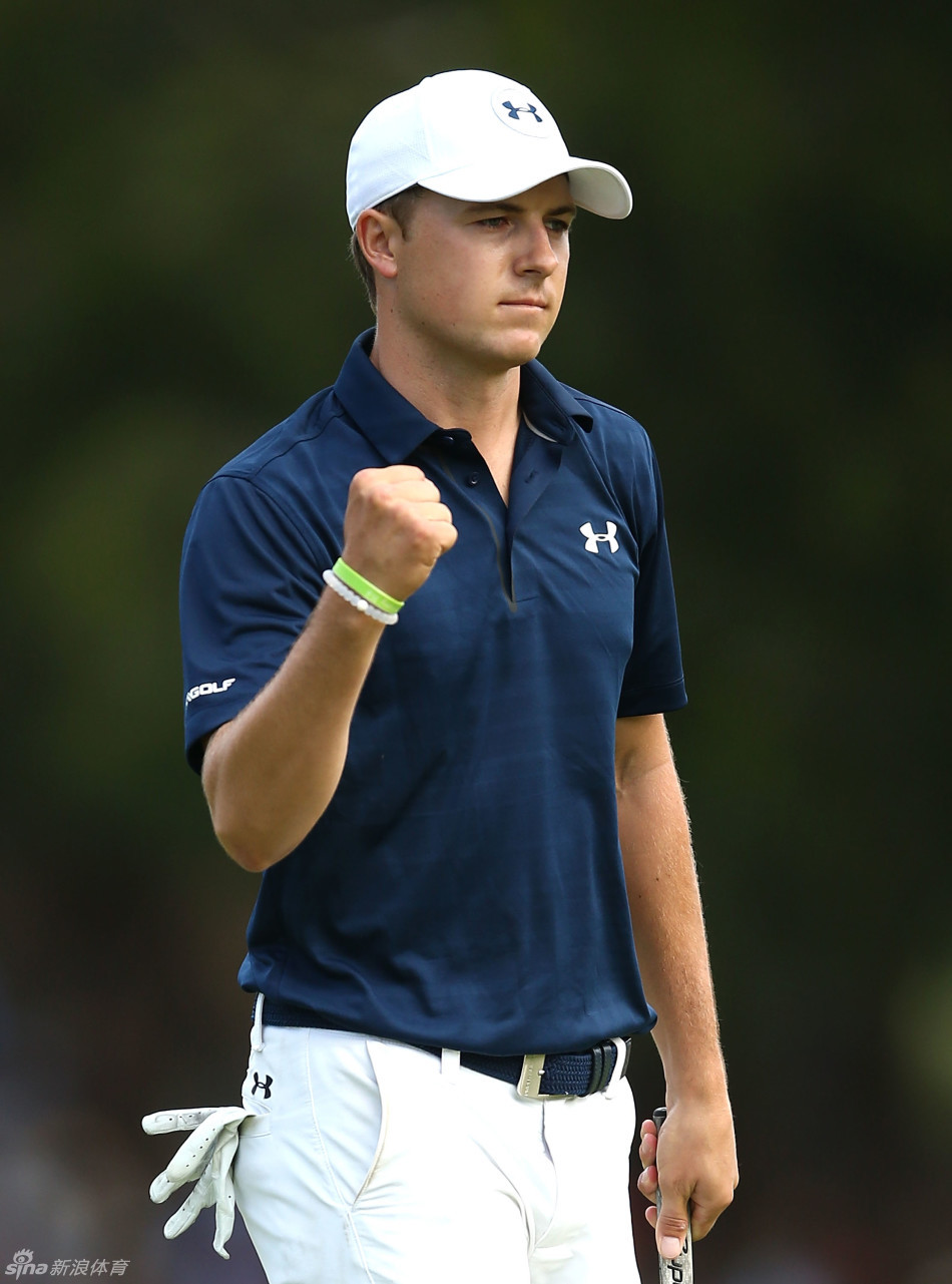 乔丹·斯皮思面带灿烂笑容，与赞助商工作人员一同庆祝胜利