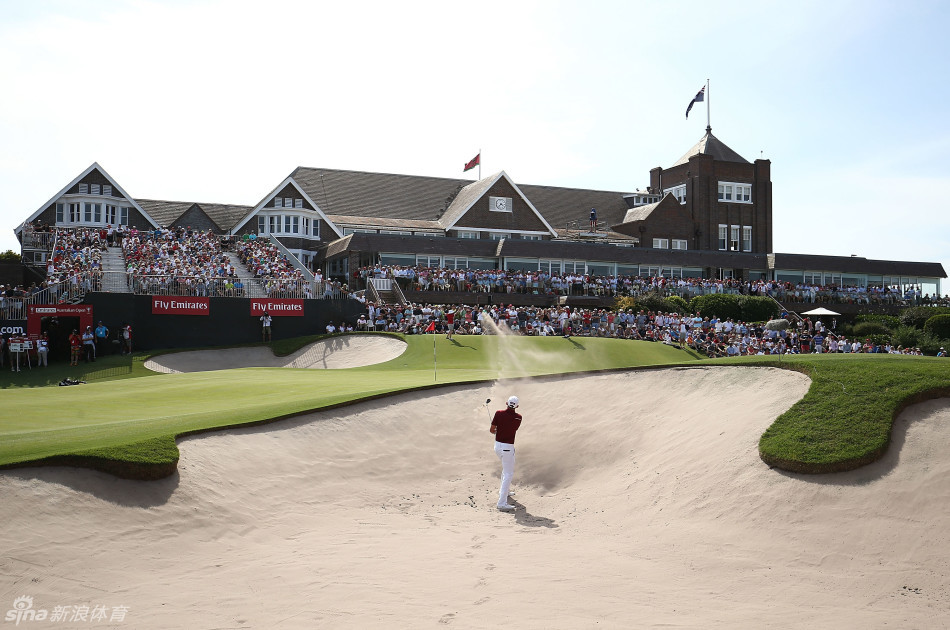 冠军斯皮思与女友安妮一同幸福地捧起斯通黑文杯合影留念