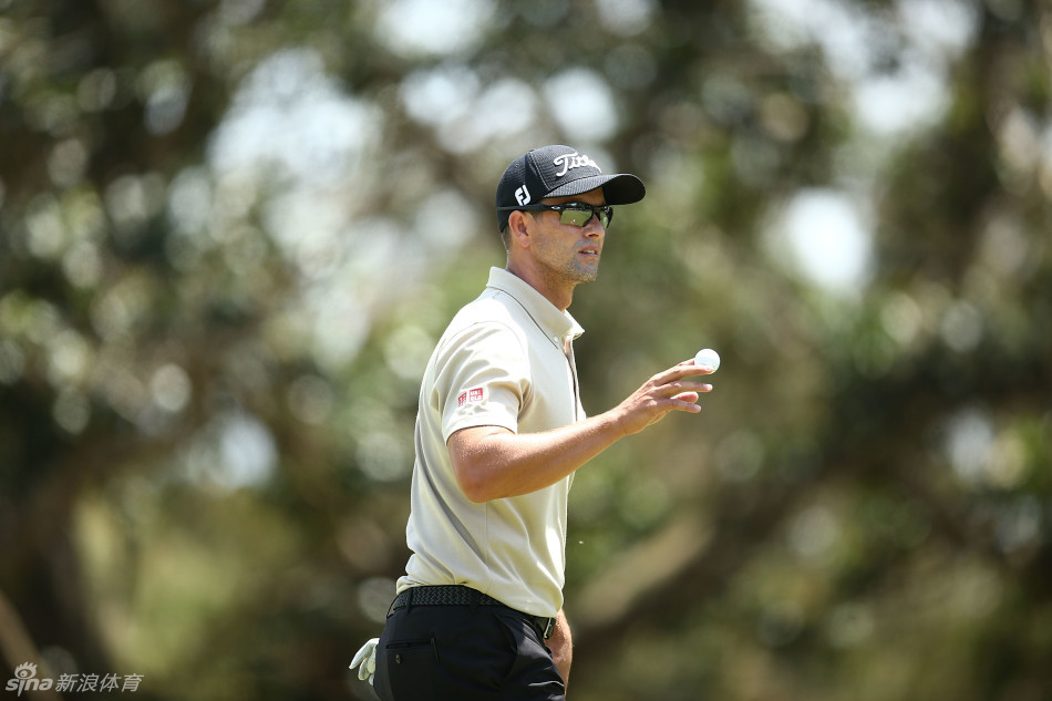 阿什利·霍尔在加洞赛推失关键小鸟后，面露遗憾与失落