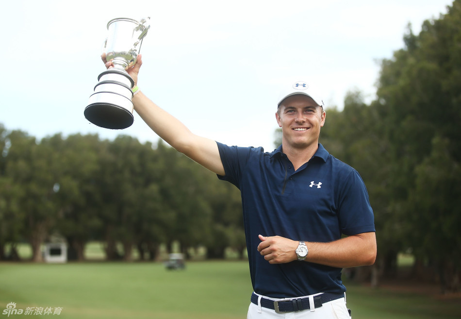 卡梅隆·史密斯在长草中冷静观察球位，准备关键救球