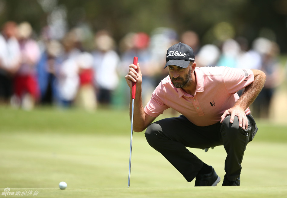 亚当·斯科特在决赛轮中凝视球道，思考进攻策略