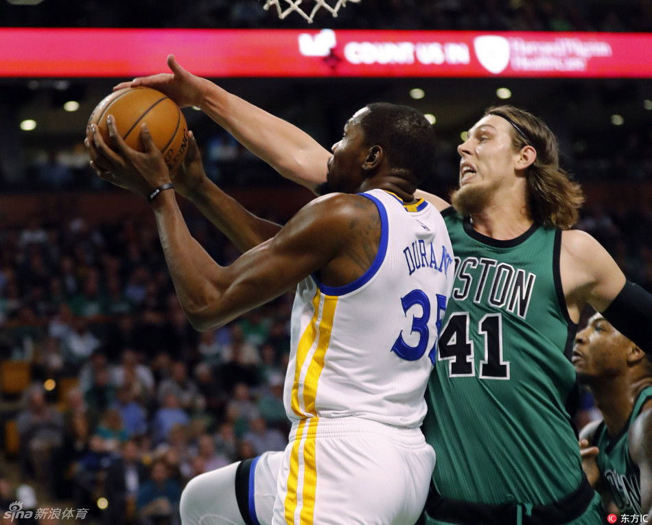 奥利尼克死防杜兰特_毗邻网 北京时间2016年11月19日,NBA常规赛继续进行。凯尔特人88-104不敌勇士。克雷-汤普森得了28分,凯文-杜兰特23分、10个篮板和7次助攻,斯蒂芬-库里三分球10投2中,得16分7次助攻,德雷蒙德-格林11分、8个篮板和8次助攻;伊塞亚-托马斯得了18分,艾弗里-布拉德利17分10个篮板,马库斯-斯玛特10分。