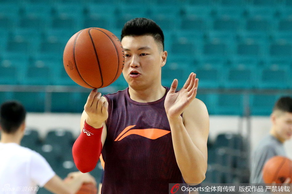 李根在训练场上大秀运球技巧，面对空篮用一个假动作晃飞空气防守后轻松挑篮，脸上露出标志性的憨笑。