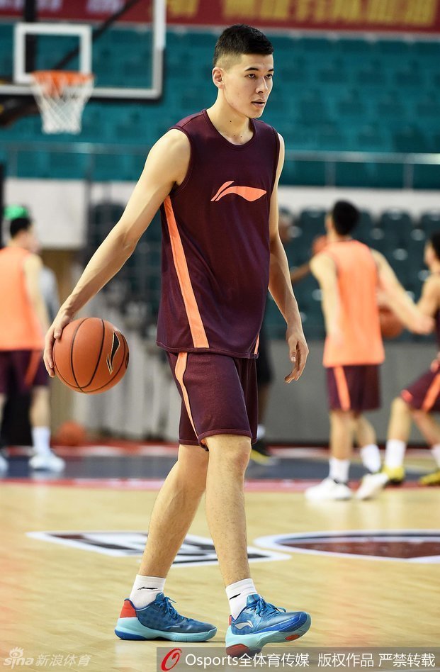 阿不都沙拉木底角出手三分，皮球在空中划过一道完美的弧线，他的眼神紧紧盯着篮筐，充满对胜利的渴望。