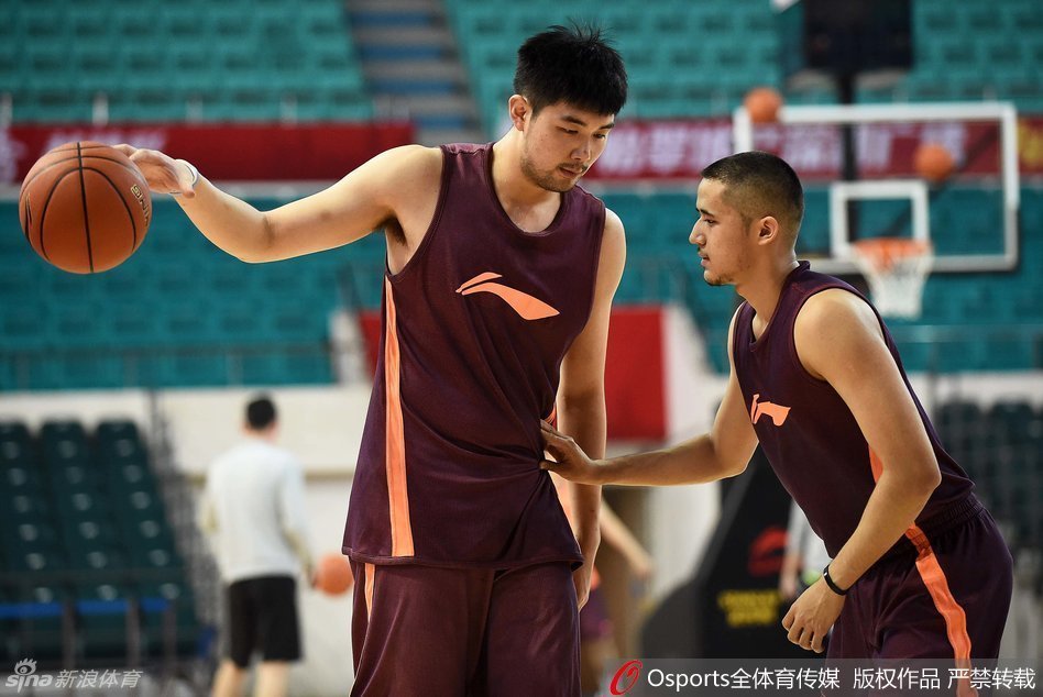 周琦弯着腰，双手撑在膝盖上，目不转睛地盯着场边的摄像机镜头，仿佛在思考这个设备如何捕捉到他即将在赛场上的统治力。