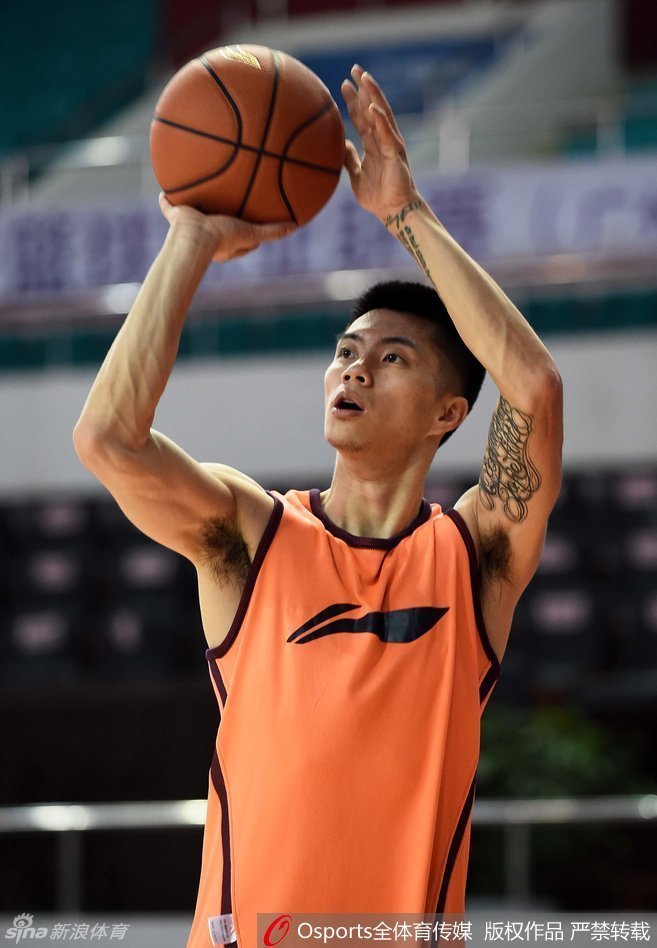 广州新援史蒂芬森完成暴扣后双手挂筐，肌肉虬结，落地后与队友用力击掌，他的到来让球队内线实力大增。